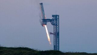 SpaceX успешно провела пятый запуск Starship: первая ступень Super Heavy вернулась на стартовую вышку